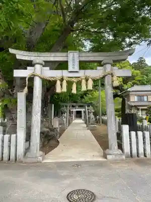 素鵞熊野神社の{uncategorized: "未分類", other: "その他", undefined: "問題あり", building: "その他建物", grave: "お墓", sacred_gate: "鳥居", guardian: "狛犬", statue: "像", buddha: "仏像", history: "歴史", nature: "自然", garden: "庭園", animal: "動物", pagoda: "塔", temizu: "手水舎", mountain_gate: "山門・神門", sanctuary: "本殿・本堂", subordinate: "末社・摂社", art: "芸術", scenery: "景色", jizo: "地蔵", ema: "絵馬", goshuin: "御朱印", omikuji: "おみくじ", items: "授与品その他", amulet: "お守り", goshuincho: "御朱印帳", eats: "食事", festival: "お祭り", votive_dance: "神楽", shichigosan: "七五三参", wedding: "結婚式", experience: "体験その他", initially: "初詣", around: "周辺", anti_infection: "感染症対策"}