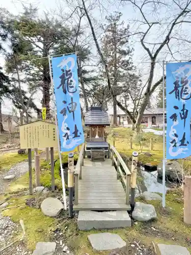 花巻神社の{uncategorized: "未分類", other: "その他", undefined: "問題あり", building: "その他建物", grave: "お墓", sacred_gate: "鳥居", guardian: "狛犬", statue: "像", buddha: "仏像", history: "歴史", nature: "自然", garden: "庭園", animal: "動物", pagoda: "塔", temizu: "手水舎", mountain_gate: "山門・神門", sanctuary: "本殿・本堂", subordinate: "末社・摂社", art: "芸術", scenery: "景色", jizo: "地蔵", ema: "絵馬", goshuin: "御朱印", omikuji: "おみくじ", items: "授与品その他", amulet: "お守り", goshuincho: "御朱印帳", eats: "食事", festival: "お祭り", votive_dance: "神楽", shichigosan: "七五三参", wedding: "結婚式", experience: "体験その他", initially: "初詣", around: "周辺", anti_infection: "感染症対策"}