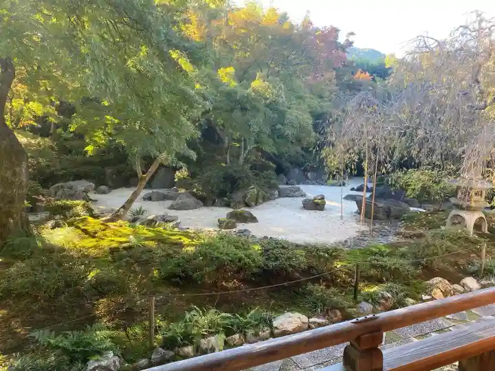 宝筐院の{uncategorized: "未分類", other: "その他", undefined: "問題あり", building: "その他建物", grave: "お墓", sacred_gate: "鳥居", guardian: "狛犬", statue: "像", buddha: "仏像", history: "歴史", nature: "自然", garden: "庭園", animal: "動物", pagoda: "塔", temizu: "手水舎", mountain_gate: "山門・神門", sanctuary: "本殿・本堂", subordinate: "末社・摂社", art: "芸術", scenery: "景色", jizo: "地蔵", ema: "絵馬", goshuin: "御朱印", omikuji: "おみくじ", items: "授与品その他", amulet: "お守り", goshuincho: "御朱印帳", eats: "食事", festival: "お祭り", votive_dance: "神楽", shichigosan: "七五三参", wedding: "結婚式", experience: "体験その他", initially: "初詣", around: "周辺", anti_infection: "感染症対策"}
