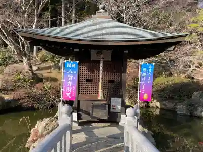 尊永寺の{uncategorized: "未分類", other: "その他", undefined: "問題あり", building: "その他建物", grave: "お墓", sacred_gate: "鳥居", guardian: "狛犬", statue: "像", buddha: "仏像", history: "歴史", nature: "自然", garden: "庭園", animal: "動物", pagoda: "塔", temizu: "手水舎", mountain_gate: "山門・神門", sanctuary: "本殿・本堂", subordinate: "末社・摂社", art: "芸術", scenery: "景色", jizo: "地蔵", ema: "絵馬", goshuin: "御朱印", omikuji: "おみくじ", items: "授与品その他", amulet: "お守り", goshuincho: "御朱印帳", eats: "食事", festival: "お祭り", votive_dance: "神楽", shichigosan: "七五三参", wedding: "結婚式", experience: "体験その他", initially: "初詣", around: "周辺", anti_infection: "感染症対策"}