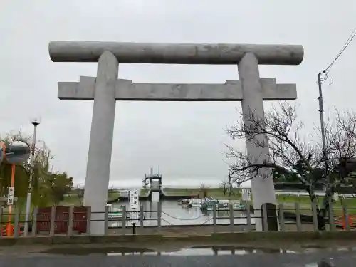 息栖神社の{uncategorized: "未分類", other: "その他", undefined: "問題あり", building: "その他建物", grave: "お墓", sacred_gate: "鳥居", guardian: "狛犬", statue: "像", buddha: "仏像", history: "歴史", nature: "自然", garden: "庭園", animal: "動物", pagoda: "塔", temizu: "手水舎", mountain_gate: "山門・神門", sanctuary: "本殿・本堂", subordinate: "末社・摂社", art: "芸術", scenery: "景色", jizo: "地蔵", ema: "絵馬", goshuin: "御朱印", omikuji: "おみくじ", items: "授与品その他", amulet: "お守り", goshuincho: "御朱印帳", eats: "食事", festival: "お祭り", votive_dance: "神楽", shichigosan: "七五三参", wedding: "結婚式", experience: "体験その他", initially: "初詣", around: "周辺", anti_infection: "感染症対策"}