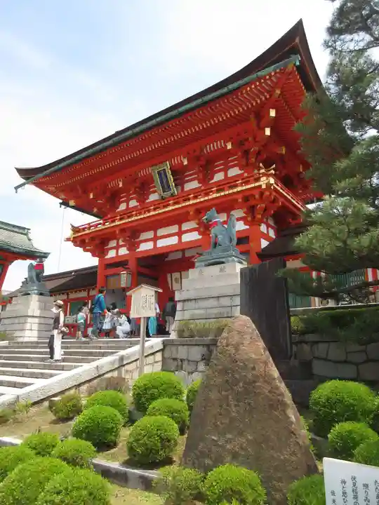 伏見稲荷大社の山門・神門