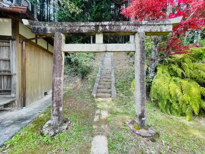 伊勢廻寺の{uncategorized: "未分類", other: "その他", undefined: "問題あり", building: "その他建物", grave: "お墓", sacred_gate: "鳥居", guardian: "狛犬", statue: "像", buddha: "仏像", history: "歴史", nature: "自然", garden: "庭園", animal: "動物", pagoda: "塔", temizu: "手水舎", mountain_gate: "山門・神門", sanctuary: "本殿・本堂", subordinate: "末社・摂社", art: "芸術", scenery: "景色", jizo: "地蔵", ema: "絵馬", goshuin: "御朱印", omikuji: "おみくじ", items: "授与品その他", amulet: "お守り", goshuincho: "御朱印帳", eats: "食事", festival: "お祭り", votive_dance: "神楽", shichigosan: "七五三参", wedding: "結婚式", experience: "体験その他", initially: "初詣", around: "周辺", anti_infection: "感染症対策"}