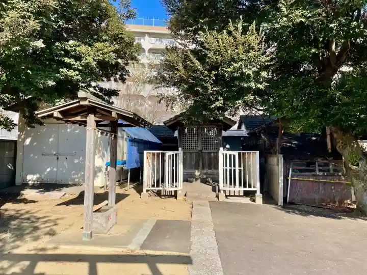本一色天祖神社の{uncategorized: "未分類", other: "その他", undefined: "問題あり", building: "その他建物", grave: "お墓", sacred_gate: "鳥居", guardian: "狛犬", statue: "像", buddha: "仏像", history: "歴史", nature: "自然", garden: "庭園", animal: "動物", pagoda: "塔", temizu: "手水舎", mountain_gate: "山門・神門", sanctuary: "本殿・本堂", subordinate: "末社・摂社", art: "芸術", scenery: "景色", jizo: "地蔵", ema: "絵馬", goshuin: "御朱印", omikuji: "おみくじ", items: "授与品その他", amulet: "お守り", goshuincho: "御朱印帳", eats: "食事", festival: "お祭り", votive_dance: "神楽", shichigosan: "七五三参", wedding: "結婚式", experience: "体験その他", initially: "初詣", around: "周辺", anti_infection: "感染症対策"}