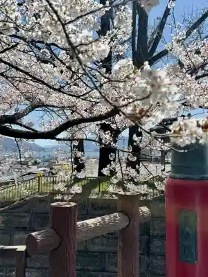 諏訪大社下社秋宮の{uncategorized: "未分類", other: "その他", undefined: "問題あり", building: "その他建物", grave: "お墓", sacred_gate: "鳥居", guardian: "狛犬", statue: "像", buddha: "仏像", history: "歴史", nature: "自然", garden: "庭園", animal: "動物", pagoda: "塔", temizu: "手水舎", mountain_gate: "山門・神門", sanctuary: "本殿・本堂", subordinate: "末社・摂社", art: "芸術", scenery: "景色", jizo: "地蔵", ema: "絵馬", goshuin: "御朱印", omikuji: "おみくじ", items: "授与品その他", amulet: "お守り", goshuincho: "御朱印帳", eats: "食事", festival: "お祭り", votive_dance: "神楽", shichigosan: "七五三参", wedding: "結婚式", experience: "体験その他", initially: "初詣", around: "周辺", anti_infection: "感染症対策"}