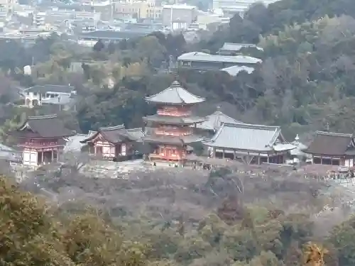 豊国廟（豊国神社飛地境内）の{uncategorized: "未分類", other: "その他", undefined: "問題あり", building: "その他建物", grave: "お墓", sacred_gate: "鳥居", guardian: "狛犬", statue: "像", buddha: "仏像", history: "歴史", nature: "自然", garden: "庭園", animal: "動物", pagoda: "塔", temizu: "手水舎", mountain_gate: "山門・神門", sanctuary: "本殿・本堂", subordinate: "末社・摂社", art: "芸術", scenery: "景色", jizo: "地蔵", ema: "絵馬", goshuin: "御朱印", omikuji: "おみくじ", items: "授与品その他", amulet: "お守り", goshuincho: "御朱印帳", eats: "食事", festival: "お祭り", votive_dance: "神楽", shichigosan: "七五三参", wedding: "結婚式", experience: "体験その他", initially: "初詣", around: "周辺", anti_infection: "感染症対策"}