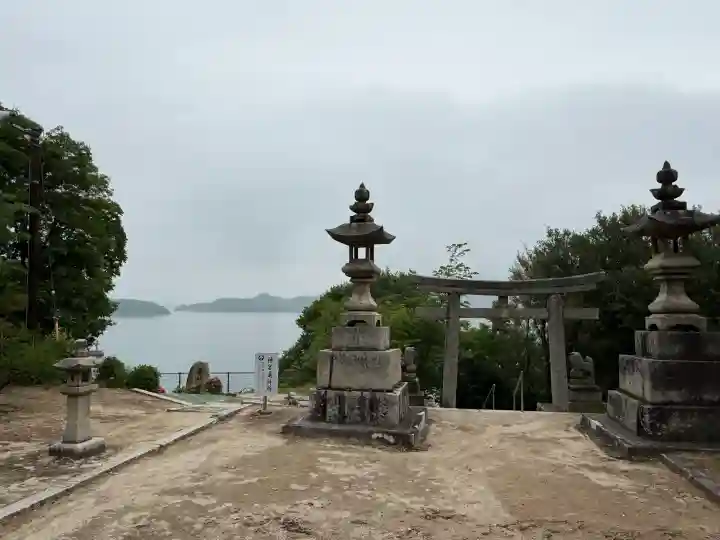 皇后八幡神社の{uncategorized: "未分類", other: "その他", undefined: "問題あり", building: "その他建物", grave: "お墓", sacred_gate: "鳥居", guardian: "狛犬", statue: "像", buddha: "仏像", history: "歴史", nature: "自然", garden: "庭園", animal: "動物", pagoda: "塔", temizu: "手水舎", mountain_gate: "山門・神門", sanctuary: "本殿・本堂", subordinate: "末社・摂社", art: "芸術", scenery: "景色", jizo: "地蔵", ema: "絵馬", goshuin: "御朱印", omikuji: "おみくじ", items: "授与品その他", amulet: "お守り", goshuincho: "御朱印帳", eats: "食事", festival: "お祭り", votive_dance: "神楽", shichigosan: "七五三参", wedding: "結婚式", experience: "体験その他", initially: "初詣", around: "周辺", anti_infection: "感染症対策"}