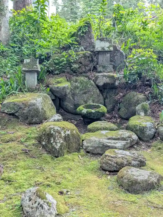 雄山神社中宮祈願殿の{uncategorized: "未分類", other: "その他", undefined: "問題あり", building: "その他建物", grave: "お墓", sacred_gate: "鳥居", guardian: "狛犬", statue: "像", buddha: "仏像", history: "歴史", nature: "自然", garden: "庭園", animal: "動物", pagoda: "塔", temizu: "手水舎", mountain_gate: "山門・神門", sanctuary: "本殿・本堂", subordinate: "末社・摂社", art: "芸術", scenery: "景色", jizo: "地蔵", ema: "絵馬", goshuin: "御朱印", omikuji: "おみくじ", items: "授与品その他", amulet: "お守り", goshuincho: "御朱印帳", eats: "食事", festival: "お祭り", votive_dance: "神楽", shichigosan: "七五三参", wedding: "結婚式", experience: "体験その他", initially: "初詣", around: "周辺", anti_infection: "感染症対策"}