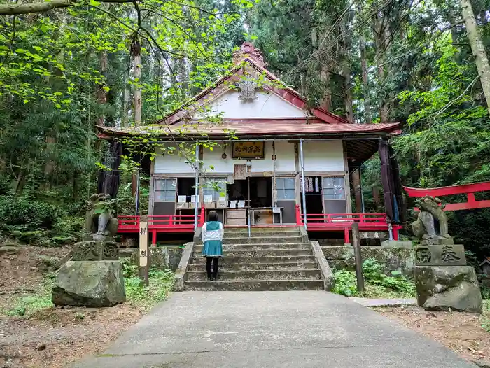 羽黒神社の本殿