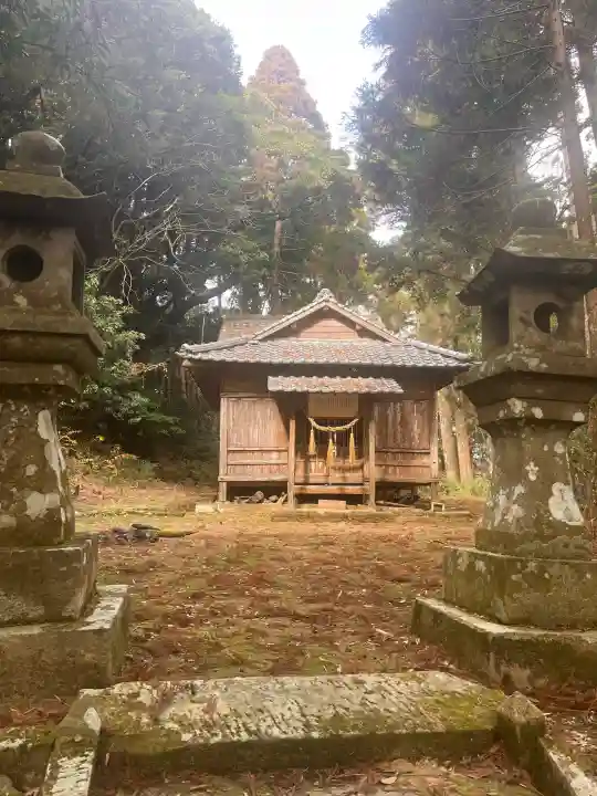 炎尾神社の{uncategorized: "未分類", other: "その他", undefined: "問題あり", building: "その他建物", grave: "お墓", sacred_gate: "鳥居", guardian: "狛犬", statue: "像", buddha: "仏像", history: "歴史", nature: "自然", garden: "庭園", animal: "動物", pagoda: "塔", temizu: "手水舎", mountain_gate: "山門・神門", sanctuary: "本殿・本堂", subordinate: "末社・摂社", art: "芸術", scenery: "景色", jizo: "地蔵", ema: "絵馬", goshuin: "御朱印", omikuji: "おみくじ", items: "授与品その他", amulet: "お守り", goshuincho: "御朱印帳", eats: "食事", festival: "お祭り", votive_dance: "神楽", shichigosan: "七五三参", wedding: "結婚式", experience: "体験その他", initially: "初詣", around: "周辺", anti_infection: "感染症対策"}