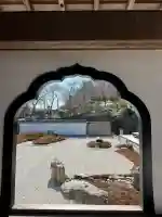 宝徳寺の{uncategorized: "未分類", other: "その他", undefined: "問題あり", building: "その他建物", grave: "お墓", sacred_gate: "鳥居", guardian: "狛犬", statue: "像", buddha: "仏像", history: "歴史", nature: "自然", garden: "庭園", animal: "動物", pagoda: "塔", temizu: "手水舎", mountain_gate: "山門・神門", sanctuary: "本殿・本堂", subordinate: "末社・摂社", art: "芸術", scenery: "景色", jizo: "地蔵", ema: "絵馬", goshuin: "御朱印", omikuji: "おみくじ", items: "授与品その他", amulet: "お守り", goshuincho: "御朱印帳", eats: "食事", festival: "お祭り", votive_dance: "神楽", shichigosan: "七五三参", wedding: "結婚式", experience: "体験その他", initially: "初詣", around: "周辺", anti_infection: "感染症対策"}