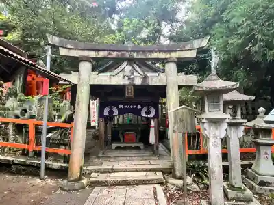 伏見稲荷大社間ノ峰（荷田社神蹟・ 伊勢大神）の{uncategorized: "未分類", other: "その他", undefined: "問題あり", building: "その他建物", grave: "お墓", sacred_gate: "鳥居", guardian: "狛犬", statue: "像", buddha: "仏像", history: "歴史", nature: "自然", garden: "庭園", animal: "動物", pagoda: "塔", temizu: "手水舎", mountain_gate: "山門・神門", sanctuary: "本殿・本堂", subordinate: "末社・摂社", art: "芸術", scenery: "景色", jizo: "地蔵", ema: "絵馬", goshuin: "御朱印", omikuji: "おみくじ", items: "授与品その他", amulet: "お守り", goshuincho: "御朱印帳", eats: "食事", festival: "お祭り", votive_dance: "神楽", shichigosan: "七五三参", wedding: "結婚式", experience: "体験その他", initially: "初詣", around: "周辺", anti_infection: "感染症対策"}