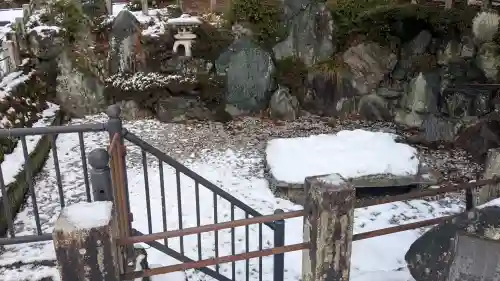 走落神社の{uncategorized: "未分類", other: "その他", undefined: "問題あり", building: "その他建物", grave: "お墓", sacred_gate: "鳥居", guardian: "狛犬", statue: "像", buddha: "仏像", history: "歴史", nature: "自然", garden: "庭園", animal: "動物", pagoda: "塔", temizu: "手水舎", mountain_gate: "山門・神門", sanctuary: "本殿・本堂", subordinate: "末社・摂社", art: "芸術", scenery: "景色", jizo: "地蔵", ema: "絵馬", goshuin: "御朱印", omikuji: "おみくじ", items: "授与品その他", amulet: "お守り", goshuincho: "御朱印帳", eats: "食事", festival: "お祭り", votive_dance: "神楽", shichigosan: "七五三参", wedding: "結婚式", experience: "体験その他", initially: "初詣", around: "周辺", anti_infection: "感染症対策"}