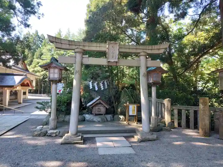 白山比咩神社の{uncategorized: "未分類", other: "その他", undefined: "問題あり", building: "その他建物", grave: "お墓", sacred_gate: "鳥居", guardian: "狛犬", statue: "像", buddha: "仏像", history: "歴史", nature: "自然", garden: "庭園", animal: "動物", pagoda: "塔", temizu: "手水舎", mountain_gate: "山門・神門", sanctuary: "本殿・本堂", subordinate: "末社・摂社", art: "芸術", scenery: "景色", jizo: "地蔵", ema: "絵馬", goshuin: "御朱印", omikuji: "おみくじ", items: "授与品その他", amulet: "お守り", goshuincho: "御朱印帳", eats: "食事", festival: "お祭り", votive_dance: "神楽", shichigosan: "七五三参", wedding: "結婚式", experience: "体験その他", initially: "初詣", around: "周辺", anti_infection: "感染症対策"}