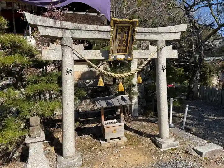 竹生島神社(都久夫須麻神社)の{uncategorized: "未分類", other: "その他", undefined: "問題あり", building: "その他建物", grave: "お墓", sacred_gate: "鳥居", guardian: "狛犬", statue: "像", buddha: "仏像", history: "歴史", nature: "自然", garden: "庭園", animal: "動物", pagoda: "塔", temizu: "手水舎", mountain_gate: "山門・神門", sanctuary: "本殿・本堂", subordinate: "末社・摂社", art: "芸術", scenery: "景色", jizo: "地蔵", ema: "絵馬", goshuin: "御朱印", omikuji: "おみくじ", items: "授与品その他", amulet: "お守り", goshuincho: "御朱印帳", eats: "食事", festival: "お祭り", votive_dance: "神楽", shichigosan: "七五三参", wedding: "結婚式", experience: "体験その他", initially: "初詣", around: "周辺", anti_infection: "感染症対策"}