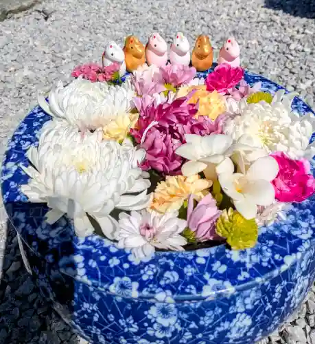 埼玉厄除け開運大師・龍泉寺（切り絵御朱印発祥の寺）の{uncategorized: "未分類", other: "その他", undefined: "問題あり", building: "その他建物", grave: "お墓", sacred_gate: "鳥居", guardian: "狛犬", statue: "像", buddha: "仏像", history: "歴史", nature: "自然", garden: "庭園", animal: "動物", pagoda: "塔", temizu: "手水舎", mountain_gate: "山門・神門", sanctuary: "本殿・本堂", subordinate: "末社・摂社", art: "芸術", scenery: "景色", jizo: "地蔵", ema: "絵馬", goshuin: "御朱印", omikuji: "おみくじ", items: "授与品その他", amulet: "お守り", goshuincho: "御朱印帳", eats: "食事", festival: "お祭り", votive_dance: "神楽", shichigosan: "七五三参", wedding: "結婚式", experience: "体験その他", initially: "初詣", around: "周辺", anti_infection: "感染症対策"}