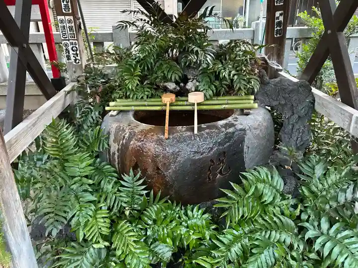 矢先稲荷神社の{uncategorized: "未分類", other: "その他", undefined: "問題あり", building: "その他建物", grave: "お墓", sacred_gate: "鳥居", guardian: "狛犬", statue: "像", buddha: "仏像", history: "歴史", nature: "自然", garden: "庭園", animal: "動物", pagoda: "塔", temizu: "手水舎", mountain_gate: "山門・神門", sanctuary: "本殿・本堂", subordinate: "末社・摂社", art: "芸術", scenery: "景色", jizo: "地蔵", ema: "絵馬", goshuin: "御朱印", omikuji: "おみくじ", items: "授与品その他", amulet: "お守り", goshuincho: "御朱印帳", eats: "食事", festival: "お祭り", votive_dance: "神楽", shichigosan: "七五三参", wedding: "結婚式", experience: "体験その他", initially: "初詣", around: "周辺", anti_infection: "感染症対策"}