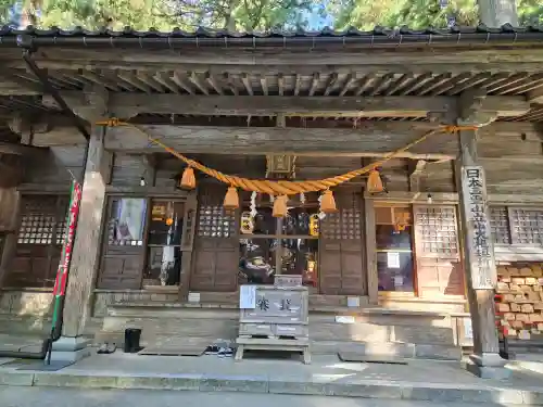 雄山神社中宮祈願殿の{uncategorized: "未分類", other: "その他", undefined: "問題あり", building: "その他建物", grave: "お墓", sacred_gate: "鳥居", guardian: "狛犬", statue: "像", buddha: "仏像", history: "歴史", nature: "自然", garden: "庭園", animal: "動物", pagoda: "塔", temizu: "手水舎", mountain_gate: "山門・神門", sanctuary: "本殿・本堂", subordinate: "末社・摂社", art: "芸術", scenery: "景色", jizo: "地蔵", ema: "絵馬", goshuin: "御朱印", omikuji: "おみくじ", items: "授与品その他", amulet: "お守り", goshuincho: "御朱印帳", eats: "食事", festival: "お祭り", votive_dance: "神楽", shichigosan: "七五三参", wedding: "結婚式", experience: "体験その他", initially: "初詣", around: "周辺", anti_infection: "感染症対策"}