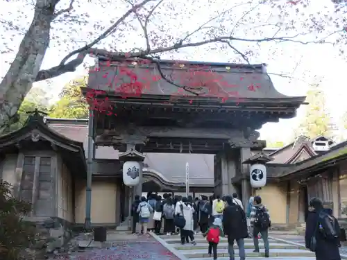 高野山金剛峯寺の山門