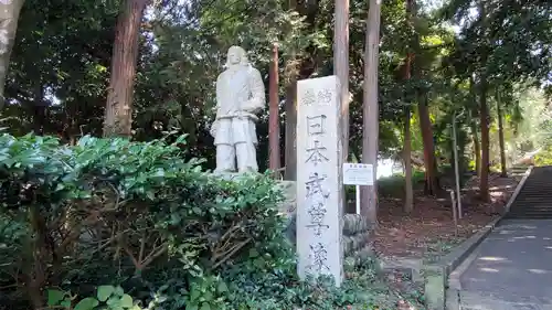 草薙神社の像