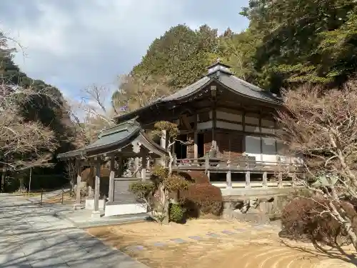 花山院菩提寺の{uncategorized: "未分類", other: "その他", undefined: "問題あり", building: "その他建物", grave: "お墓", sacred_gate: "鳥居", guardian: "狛犬", statue: "像", buddha: "仏像", history: "歴史", nature: "自然", garden: "庭園", animal: "動物", pagoda: "塔", temizu: "手水舎", mountain_gate: "山門・神門", sanctuary: "本殿・本堂", subordinate: "末社・摂社", art: "芸術", scenery: "景色", jizo: "地蔵", ema: "絵馬", goshuin: "御朱印", omikuji: "おみくじ", items: "授与品その他", amulet: "お守り", goshuincho: "御朱印帳", eats: "食事", festival: "お祭り", votive_dance: "神楽", shichigosan: "七五三参", wedding: "結婚式", experience: "体験その他", initially: "初詣", around: "周辺", anti_infection: "感染症対策"}