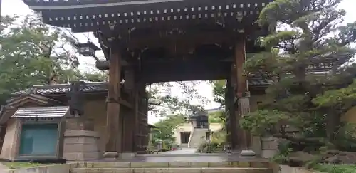 燈明寺の山門