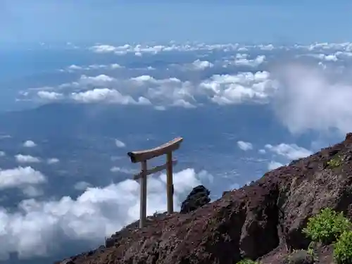 富士山頂上浅間大社奥宮の鳥居