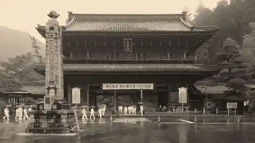 久遠寺の山門・神門