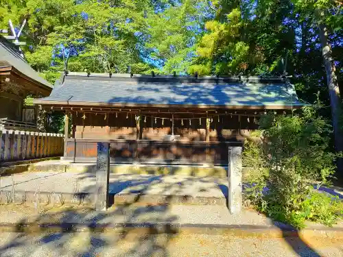 倭白山比咩神社（南出）の末社・摂社