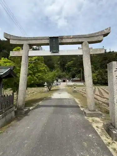 五百井神社の{uncategorized: "未分類", other: "その他", undefined: "問題あり", building: "その他建物", grave: "お墓", sacred_gate: "鳥居", guardian: "狛犬", statue: "像", buddha: "仏像", history: "歴史", nature: "自然", garden: "庭園", animal: "動物", pagoda: "塔", temizu: "手水舎", mountain_gate: "山門・神門", sanctuary: "本殿・本堂", subordinate: "末社・摂社", art: "芸術", scenery: "景色", jizo: "地蔵", ema: "絵馬", goshuin: "御朱印", omikuji: "おみくじ", items: "授与品その他", amulet: "お守り", goshuincho: "御朱印帳", eats: "食事", festival: "お祭り", votive_dance: "神楽", shichigosan: "七五三参", wedding: "結婚式", experience: "体験その他", initially: "初詣", around: "周辺", anti_infection: "感染症対策"}