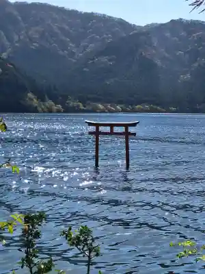 九頭龍神社本宮の{uncategorized: "未分類", other: "その他", undefined: "問題あり", building: "その他建物", grave: "お墓", sacred_gate: "鳥居", guardian: "狛犬", statue: "像", buddha: "仏像", history: "歴史", nature: "自然", garden: "庭園", animal: "動物", pagoda: "塔", temizu: "手水舎", mountain_gate: "山門・神門", sanctuary: "本殿・本堂", subordinate: "末社・摂社", art: "芸術", scenery: "景色", jizo: "地蔵", ema: "絵馬", goshuin: "御朱印", omikuji: "おみくじ", items: "授与品その他", amulet: "お守り", goshuincho: "御朱印帳", eats: "食事", festival: "お祭り", votive_dance: "神楽", shichigosan: "七五三参", wedding: "結婚式", experience: "体験その他", initially: "初詣", around: "周辺", anti_infection: "感染症対策"}