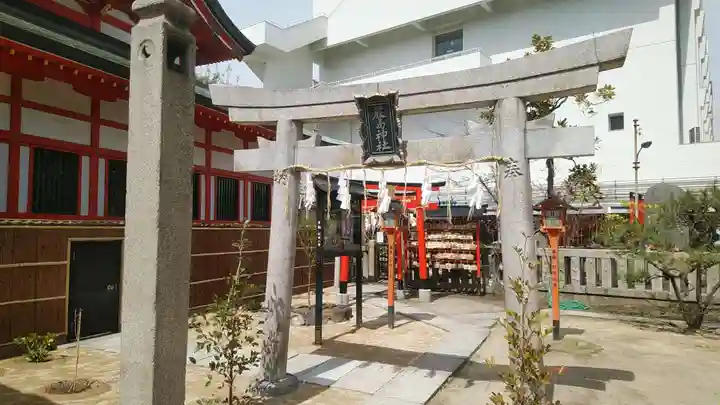 玉造稲荷神社の鳥居