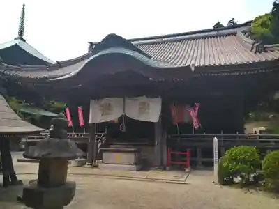 椎尾山薬王院の本殿・本堂