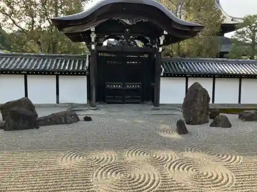 東福禅寺（東福寺）の{uncategorized: "未分類", other: "その他", undefined: "問題あり", building: "その他建物", grave: "お墓", sacred_gate: "鳥居", guardian: "狛犬", statue: "像", buddha: "仏像", history: "歴史", nature: "自然", garden: "庭園", animal: "動物", pagoda: "塔", temizu: "手水舎", mountain_gate: "山門・神門", sanctuary: "本殿・本堂", subordinate: "末社・摂社", art: "芸術", scenery: "景色", jizo: "地蔵", ema: "絵馬", goshuin: "御朱印", omikuji: "おみくじ", items: "授与品その他", amulet: "お守り", goshuincho: "御朱印帳", eats: "食事", festival: "お祭り", votive_dance: "神楽", shichigosan: "七五三参", wedding: "結婚式", experience: "体験その他", initially: "初詣", around: "周辺", anti_infection: "感染症対策"}