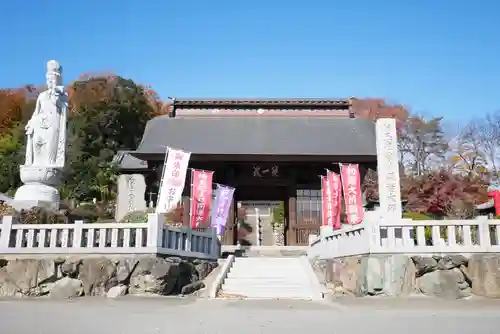 埼玉厄除け開運大師・龍泉寺（切り絵御朱印発祥の寺）の山門