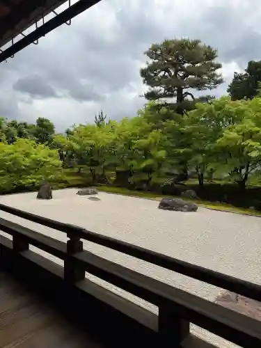 相国寺（相国承天禅寺）の{uncategorized: "未分類", other: "その他", undefined: "問題あり", building: "その他建物", grave: "お墓", sacred_gate: "鳥居", guardian: "狛犬", statue: "像", buddha: "仏像", history: "歴史", nature: "自然", garden: "庭園", animal: "動物", pagoda: "塔", temizu: "手水舎", mountain_gate: "山門・神門", sanctuary: "本殿・本堂", subordinate: "末社・摂社", art: "芸術", scenery: "景色", jizo: "地蔵", ema: "絵馬", goshuin: "御朱印", omikuji: "おみくじ", items: "授与品その他", amulet: "お守り", goshuincho: "御朱印帳", eats: "食事", festival: "お祭り", votive_dance: "神楽", shichigosan: "七五三参", wedding: "結婚式", experience: "体験その他", initially: "初詣", around: "周辺", anti_infection: "感染症対策"}
