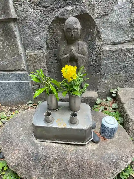 忠綱寺の{uncategorized: "未分類", other: "その他", undefined: "問題あり", building: "その他建物", grave: "お墓", sacred_gate: "鳥居", guardian: "狛犬", statue: "像", buddha: "仏像", history: "歴史", nature: "自然", garden: "庭園", animal: "動物", pagoda: "塔", temizu: "手水舎", mountain_gate: "山門・神門", sanctuary: "本殿・本堂", subordinate: "末社・摂社", art: "芸術", scenery: "景色", jizo: "地蔵", ema: "絵馬", goshuin: "御朱印", omikuji: "おみくじ", items: "授与品その他", amulet: "お守り", goshuincho: "御朱印帳", eats: "食事", festival: "お祭り", votive_dance: "神楽", shichigosan: "七五三参", wedding: "結婚式", experience: "体験その他", initially: "初詣", around: "周辺", anti_infection: "感染症対策"}