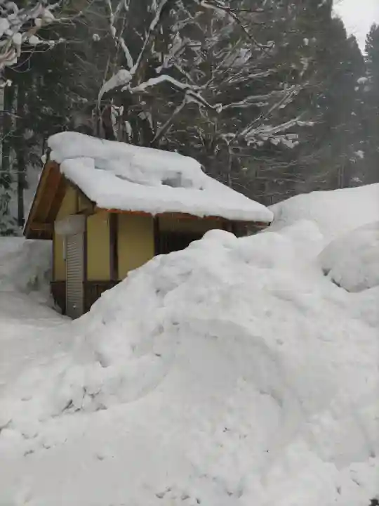 白山神社(長滝神社・白山長瀧神社・長滝白山神社)の{uncategorized: "未分類", other: "その他", undefined: "問題あり", building: "その他建物", grave: "お墓", sacred_gate: "鳥居", guardian: "狛犬", statue: "像", buddha: "仏像", history: "歴史", nature: "自然", garden: "庭園", animal: "動物", pagoda: "塔", temizu: "手水舎", mountain_gate: "山門・神門", sanctuary: "本殿・本堂", subordinate: "末社・摂社", art: "芸術", scenery: "景色", jizo: "地蔵", ema: "絵馬", goshuin: "御朱印", omikuji: "おみくじ", items: "授与品その他", amulet: "お守り", goshuincho: "御朱印帳", eats: "食事", festival: "お祭り", votive_dance: "神楽", shichigosan: "七五三参", wedding: "結婚式", experience: "体験その他", initially: "初詣", around: "周辺", anti_infection: "感染症対策"}