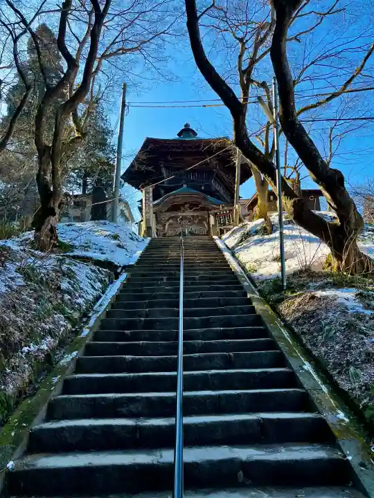 円通三匝堂(さざえ堂)の{uncategorized: "未分類", other: "その他", undefined: "問題あり", building: "その他建物", grave: "お墓", sacred_gate: "鳥居", guardian: "狛犬", statue: "像", buddha: "仏像", history: "歴史", nature: "自然", garden: "庭園", animal: "動物", pagoda: "塔", temizu: "手水舎", mountain_gate: "山門・神門", sanctuary: "本殿・本堂", subordinate: "末社・摂社", art: "芸術", scenery: "景色", jizo: "地蔵", ema: "絵馬", goshuin: "御朱印", omikuji: "おみくじ", items: "授与品その他", amulet: "お守り", goshuincho: "御朱印帳", eats: "食事", festival: "お祭り", votive_dance: "神楽", shichigosan: "七五三参", wedding: "結婚式", experience: "体験その他", initially: "初詣", around: "周辺", anti_infection: "感染症対策"}