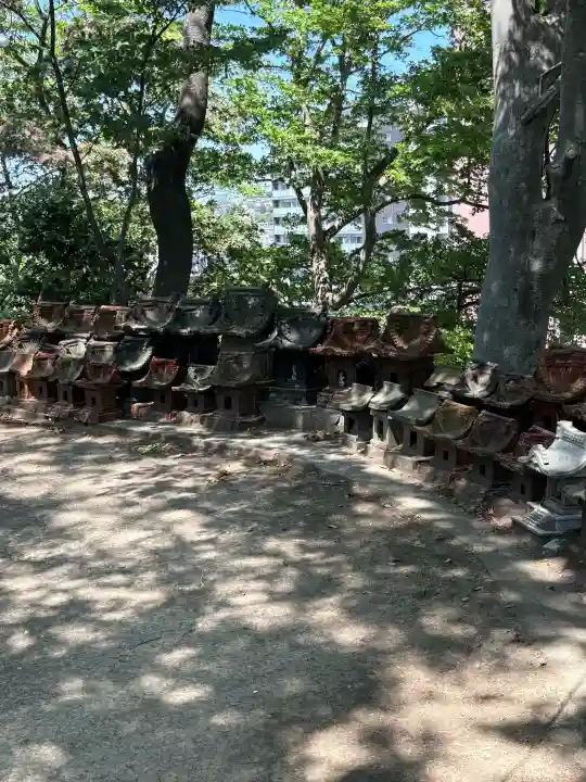 祓ケ崎稲荷神社の{uncategorized: "未分類", other: "その他", undefined: "問題あり", building: "その他建物", grave: "お墓", sacred_gate: "鳥居", guardian: "狛犬", statue: "像", buddha: "仏像", history: "歴史", nature: "自然", garden: "庭園", animal: "動物", pagoda: "塔", temizu: "手水舎", mountain_gate: "山門・神門", sanctuary: "本殿・本堂", subordinate: "末社・摂社", art: "芸術", scenery: "景色", jizo: "地蔵", ema: "絵馬", goshuin: "御朱印", omikuji: "おみくじ", items: "授与品その他", amulet: "お守り", goshuincho: "御朱印帳", eats: "食事", festival: "お祭り", votive_dance: "神楽", shichigosan: "七五三参", wedding: "結婚式", experience: "体験その他", initially: "初詣", around: "周辺", anti_infection: "感染症対策"}