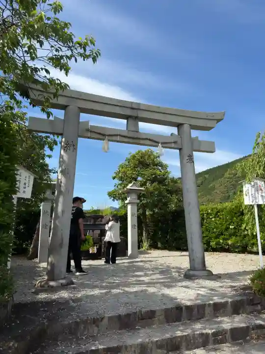 熊野本宮大社産田社の{uncategorized: "未分類", other: "その他", undefined: "問題あり", building: "その他建物", grave: "お墓", sacred_gate: "鳥居", guardian: "狛犬", statue: "像", buddha: "仏像", history: "歴史", nature: "自然", garden: "庭園", animal: "動物", pagoda: "塔", temizu: "手水舎", mountain_gate: "山門・神門", sanctuary: "本殿・本堂", subordinate: "末社・摂社", art: "芸術", scenery: "景色", jizo: "地蔵", ema: "絵馬", goshuin: "御朱印", omikuji: "おみくじ", items: "授与品その他", amulet: "お守り", goshuincho: "御朱印帳", eats: "食事", festival: "お祭り", votive_dance: "神楽", shichigosan: "七五三参", wedding: "結婚式", experience: "体験その他", initially: "初詣", around: "周辺", anti_infection: "感染症対策"}