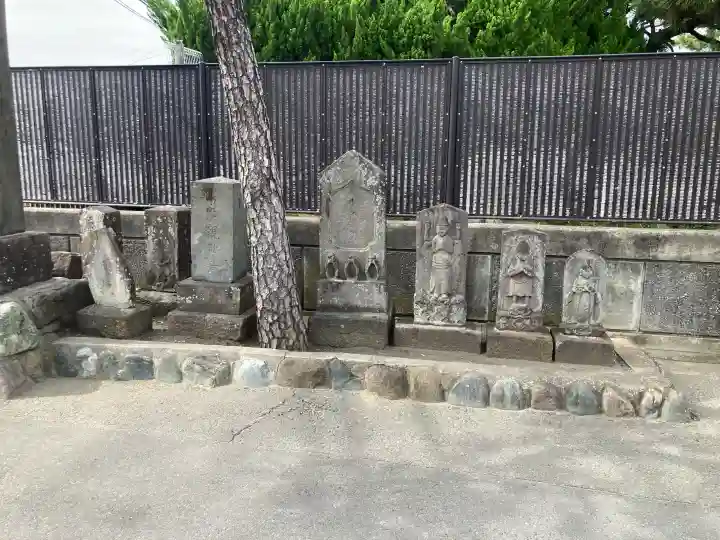 泉蔵寺の{uncategorized: "未分類", other: "その他", undefined: "問題あり", building: "その他建物", grave: "お墓", sacred_gate: "鳥居", guardian: "狛犬", statue: "像", buddha: "仏像", history: "歴史", nature: "自然", garden: "庭園", animal: "動物", pagoda: "塔", temizu: "手水舎", mountain_gate: "山門・神門", sanctuary: "本殿・本堂", subordinate: "末社・摂社", art: "芸術", scenery: "景色", jizo: "地蔵", ema: "絵馬", goshuin: "御朱印", omikuji: "おみくじ", items: "授与品その他", amulet: "お守り", goshuincho: "御朱印帳", eats: "食事", festival: "お祭り", votive_dance: "神楽", shichigosan: "七五三参", wedding: "結婚式", experience: "体験その他", initially: "初詣", around: "周辺", anti_infection: "感染症対策"}