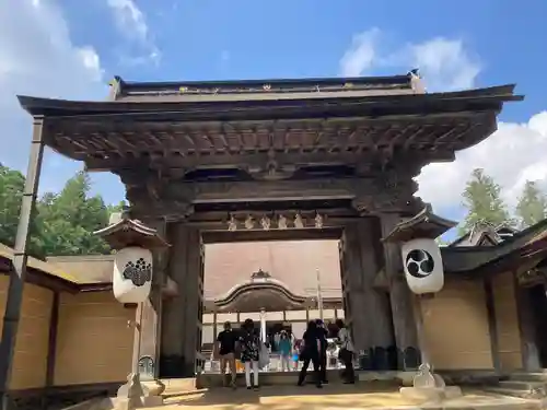 高野山金剛峯寺の山門