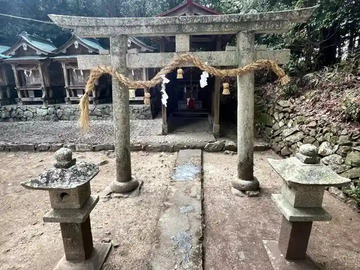 吉田八幡神社の{uncategorized: "未分類", other: "その他", undefined: "問題あり", building: "その他建物", grave: "お墓", sacred_gate: "鳥居", guardian: "狛犬", statue: "像", buddha: "仏像", history: "歴史", nature: "自然", garden: "庭園", animal: "動物", pagoda: "塔", temizu: "手水舎", mountain_gate: "山門・神門", sanctuary: "本殿・本堂", subordinate: "末社・摂社", art: "芸術", scenery: "景色", jizo: "地蔵", ema: "絵馬", goshuin: "御朱印", omikuji: "おみくじ", items: "授与品その他", amulet: "お守り", goshuincho: "御朱印帳", eats: "食事", festival: "お祭り", votive_dance: "神楽", shichigosan: "七五三参", wedding: "結婚式", experience: "体験その他", initially: "初詣", around: "周辺", anti_infection: "感染症対策"}