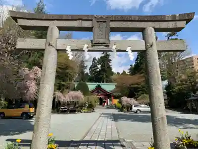 新橋浅間神社の鳥居