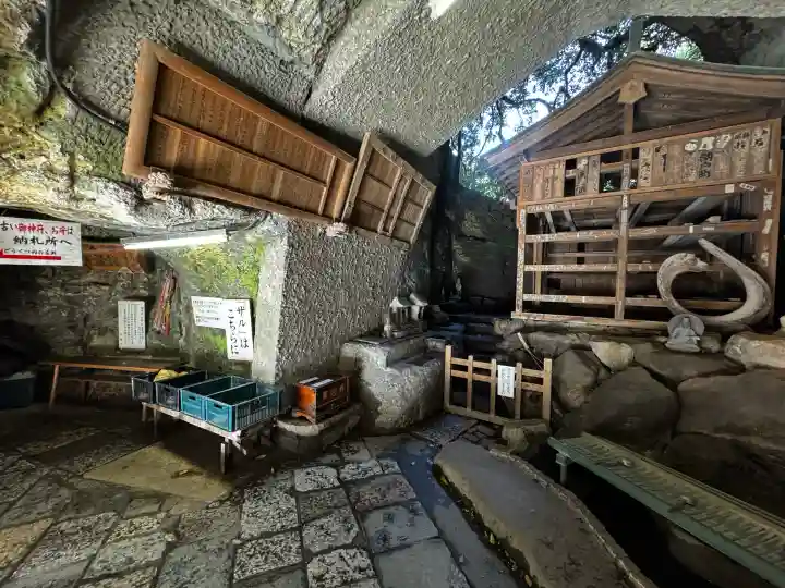 銭洗弁財天宇賀福神社の{uncategorized: "未分類", other: "その他", undefined: "問題あり", building: "その他建物", grave: "お墓", sacred_gate: "鳥居", guardian: "狛犬", statue: "像", buddha: "仏像", history: "歴史", nature: "自然", garden: "庭園", animal: "動物", pagoda: "塔", temizu: "手水舎", mountain_gate: "山門・神門", sanctuary: "本殿・本堂", subordinate: "末社・摂社", art: "芸術", scenery: "景色", jizo: "地蔵", ema: "絵馬", goshuin: "御朱印", omikuji: "おみくじ", items: "授与品その他", amulet: "お守り", goshuincho: "御朱印帳", eats: "食事", festival: "お祭り", votive_dance: "神楽", shichigosan: "七五三参", wedding: "結婚式", experience: "体験その他", initially: "初詣", around: "周辺", anti_infection: "感染症対策"}