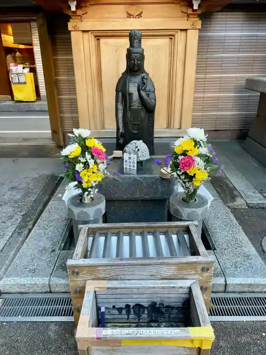 とげぬき地蔵尊 高岩寺の{uncategorized: "未分類", other: "その他", undefined: "問題あり", building: "その他建物", grave: "お墓", sacred_gate: "鳥居", guardian: "狛犬", statue: "像", buddha: "仏像", history: "歴史", nature: "自然", garden: "庭園", animal: "動物", pagoda: "塔", temizu: "手水舎", mountain_gate: "山門・神門", sanctuary: "本殿・本堂", subordinate: "末社・摂社", art: "芸術", scenery: "景色", jizo: "地蔵", ema: "絵馬", goshuin: "御朱印", omikuji: "おみくじ", items: "授与品その他", amulet: "お守り", goshuincho: "御朱印帳", eats: "食事", festival: "お祭り", votive_dance: "神楽", shichigosan: "七五三参", wedding: "結婚式", experience: "体験その他", initially: "初詣", around: "周辺", anti_infection: "感染症対策"}