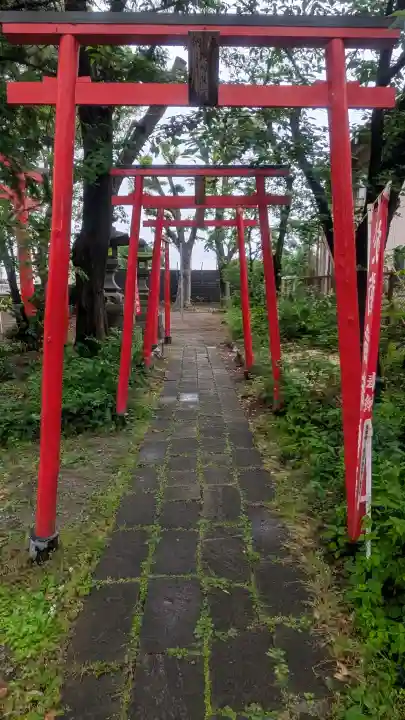 於菊稲荷神社の{uncategorized: "未分類", other: "その他", undefined: "問題あり", building: "その他建物", grave: "お墓", sacred_gate: "鳥居", guardian: "狛犬", statue: "像", buddha: "仏像", history: "歴史", nature: "自然", garden: "庭園", animal: "動物", pagoda: "塔", temizu: "手水舎", mountain_gate: "山門・神門", sanctuary: "本殿・本堂", subordinate: "末社・摂社", art: "芸術", scenery: "景色", jizo: "地蔵", ema: "絵馬", goshuin: "御朱印", omikuji: "おみくじ", items: "授与品その他", amulet: "お守り", goshuincho: "御朱印帳", eats: "食事", festival: "お祭り", votive_dance: "神楽", shichigosan: "七五三参", wedding: "結婚式", experience: "体験その他", initially: "初詣", around: "周辺", anti_infection: "感染症対策"}
