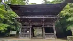 椎尾山薬王院の山門