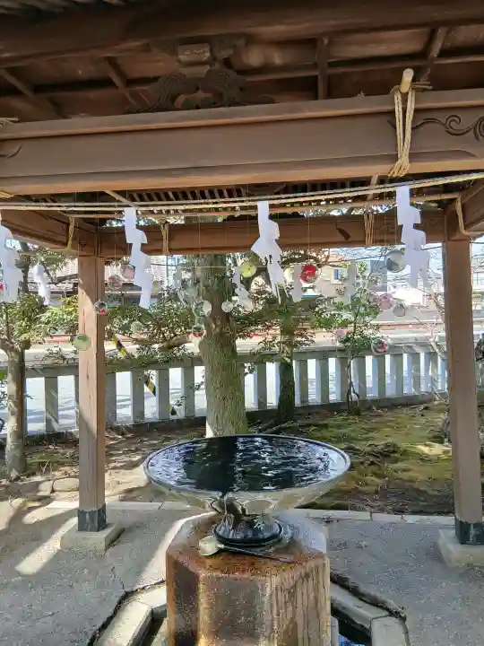 小名浜諏訪神社 ~海の鎮守様~の{uncategorized: "未分類", other: "その他", undefined: "問題あり", building: "その他建物", grave: "お墓", sacred_gate: "鳥居", guardian: "狛犬", statue: "像", buddha: "仏像", history: "歴史", nature: "自然", garden: "庭園", animal: "動物", pagoda: "塔", temizu: "手水舎", mountain_gate: "山門・神門", sanctuary: "本殿・本堂", subordinate: "末社・摂社", art: "芸術", scenery: "景色", jizo: "地蔵", ema: "絵馬", goshuin: "御朱印", omikuji: "おみくじ", items: "授与品その他", amulet: "お守り", goshuincho: "御朱印帳", eats: "食事", festival: "お祭り", votive_dance: "神楽", shichigosan: "七五三参", wedding: "結婚式", experience: "体験その他", initially: "初詣", around: "周辺", anti_infection: "感染症対策"}